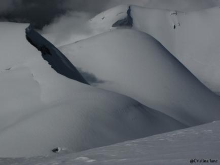 Orădencele care au cucerit, în premieră, cel mai nordic vârf de 6.000 de metri de pe planetă au avut un ghid cu care se înţelegeau prin... semne (FOTO)