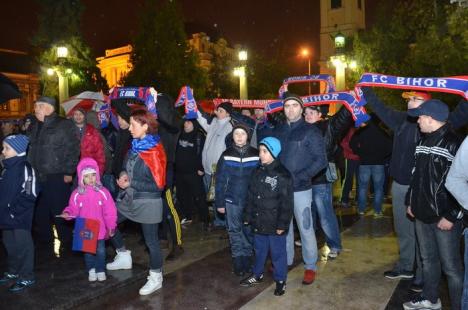 "Toţi privesc cu nepăsare cum Bihorul nostru moare": Peste 250 de oameni la mitingul de susţinere pentru FC Bihor (FOTO)