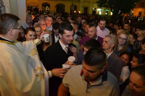 Hristos a Înviat! Sute de orădeni au mers să ia lumină la bisericile din centru (FOTO)