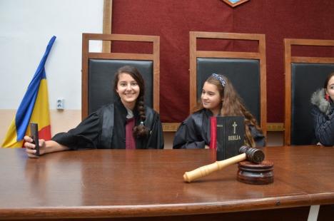 Ziua Porţilor Deschise la Tribunal: Elevii au fost atraşi de robele de judecători (FOTO)