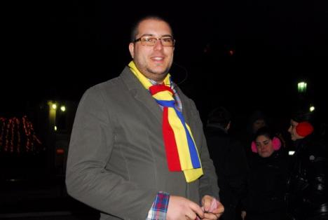 Penibil: Speculând scandalul cu Arafat, fostul lider al studenţilor, Adrian Dume, a tras un protest fără protestatari (VIDEO)