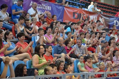 Vicecampionii naţionali la baschet, primiţi acasă cu aplauze şi urale de fanii orădeni (FOTO/VIDEO)