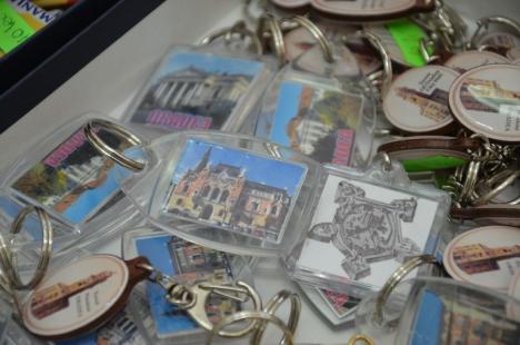 Amintiri din Oradea: De acum, turiştii care ne vizitează oraşul pot lua acasă Piaţa Unirii sau Turnul Primăriei (FOTO)