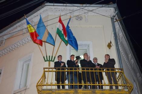 Tokes şi-a pus tricolorul Revoluţiei române în balcon, alături de steagurile secuiesc, al UE şi al Revoluţiei ungare (FOTO)