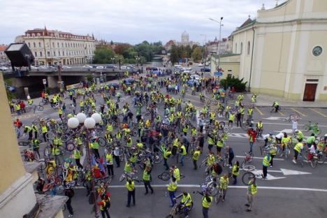 Bicicleta, cel mai rapid mijloc de transport în Oradea. Peste 500 de orădeni au pedalat victorioşi prin oraş (FOTO/VIDEO)