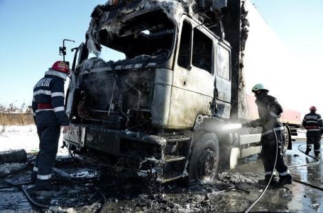 Un camion a luat foc în mers, lângă Metro. Cozile de maşini s-au întins pe sute de metri (FOTO)