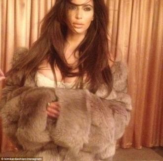 Kim Kardashian arată în dresuri şi portjartier că este sexy şi dacă e mămică (FOTO)