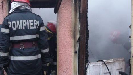 Două femei moarte şi un bărbat ars, în urma unui incendiu în Şişterea (FOTO)