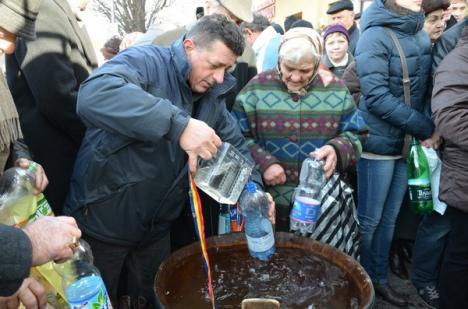 Lupta pentru apă sfinţită: La Biserica cu Lună sute de orădeni s-au înghesuit să ia agheasmă (FOTO)