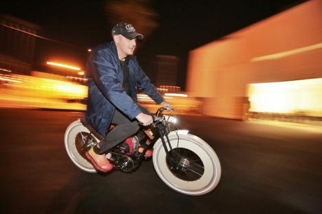"Crucişător" pe două roţi: Un angajat al Teatrului Regina Maria din Oradea a creat un nou tip de bicicletă cu motor (FOTO/VIDEO)