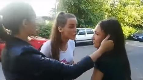 Bătută şi îngenuncheată: O elevă de 15 ani a fost lovită cu pumnii şi umilită în ultimul hal de colege (FOTO / VIDEO)