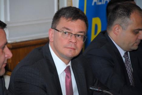 Mihai Răzvan Ungureanu, la întâlnirea cu membrii Forţa Civică Bihor: "Mulţi mi-au spus că politica e murdară" (FOTO)