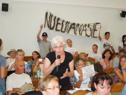 "Nu eutanasie!": Viceprimarul Mălan, huiduit de peste 200 de orădeni care se opun uciderii maidanezilor (FOTO)