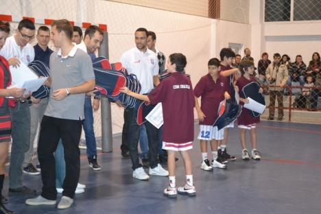 Baschetbaliştii de la CSM au jucat rolul lui Moş Crăciun pentru grupele de copii ale clubului (FOTO)