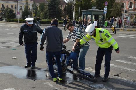 Accident în centru: Un motociclist a intrat din plin într-un Matiz care a trecut pe galben (FOTO)