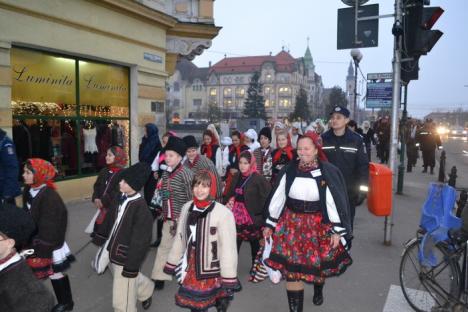 Alai de sărbătoare: Tineri colindători din mai multe judeţe au ieşit la paradă prin Oradea (FOTO)