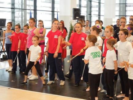 Sute de majorete din toată ţara au învârtit bastonul la Oradea Shopping City (FOTO / VIDEO)