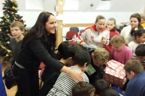 Bucurie de Crăciun: Firma Ambriel a adunat 1.000 de cadouri şi le-a împărţit copiilor necăjiţi din Bihor (FOTO)