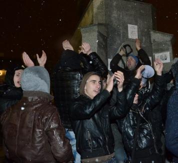 Oradea, seara a şasea de proteste: Unii manifestanţi s-au retras din cauza lozincilor vulgare (FOTO)