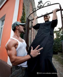 Un calendar erotic cu preoţi români stârneşte controverse (FOTO)