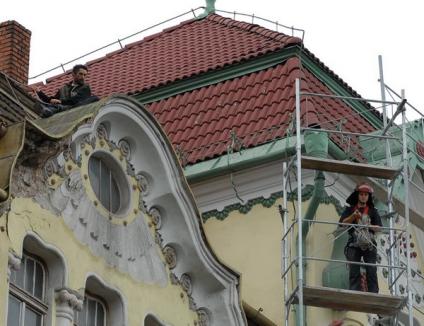 Un bărbat a ameninţat că se aruncă de pe Palatul Vulturul Negru: "Să vină primarul" (FOTO)