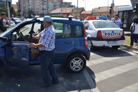 O şoferiţă neatentă s-a răsturnat cu maşina lângă Piaţa Mare, după ce a trecut pe roşu (FOTO)