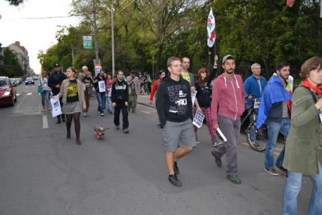 Jumătate din câţi au fost duminica trecută, orădenii au mărşăluit din nou împotriva exploatărilor de la Roşia Montană (FOTO/VIDEO)