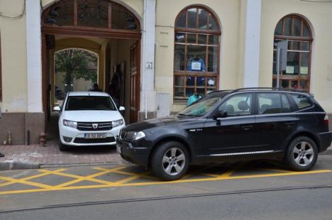 Peizani cu BMW-uri: O şoferiţă a blocat o curte interioară, nepăsându-i că parcarea era interzisă (FOTO)