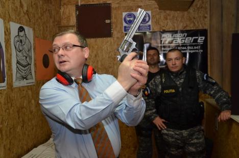 Şeful Poliţiei s-a întrecut cu ziariştii la tir (FOTO)