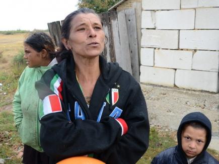 Ca să ne ţină ţiganii acasă, francezii le fac daruri: ambasadorul Franţei a inaugurat şantierul unui centru pentru romii din Tinca (FOTO)