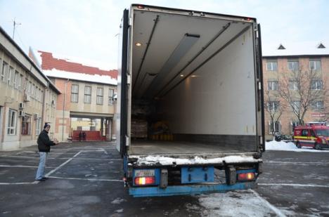 Aproape 20 de tone de alimente au plecat din Oradea către sinistraţii din Ialomiţa (FOTO)