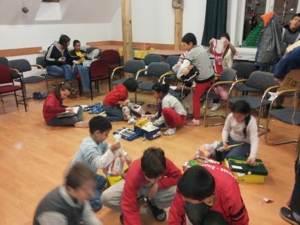 Bucurie de Crăciun: Firma Ambriel a adunat 1.000 de cadouri şi le-a împărţit copiilor necăjiţi din Bihor (FOTO)