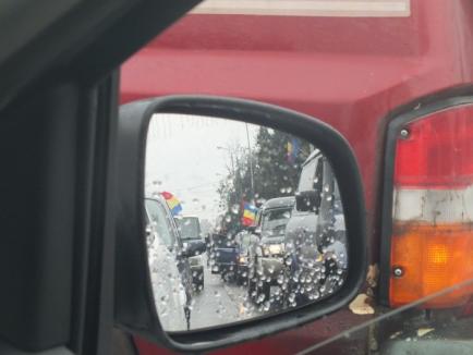 Mândri că suntem români! Zeci de şoferi au mărşăluit motorizat, apoi pedestru prin Oradea (FOTO/VIDEO)