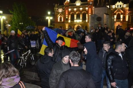 Orădenii au ieşit în stradă în semn de solidaritate cu românii din diaspora: Peste 200 de oameni scandează "Jos Ponta" (FOTO / VIDEO)