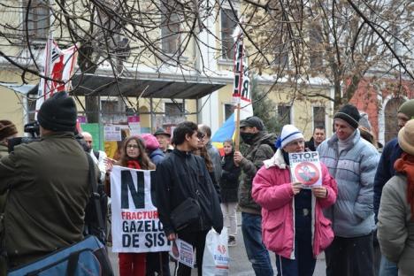 Protest împotriva exploatării gazelor de şist în Bihor: "Nu decideţi pentru noi!" (FOTO / VIDEO)