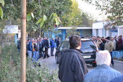 Sute de angajaţi protestează în faţă la CET: Necula, înjurat şi împiedicat să intre în centrală (FOTO)