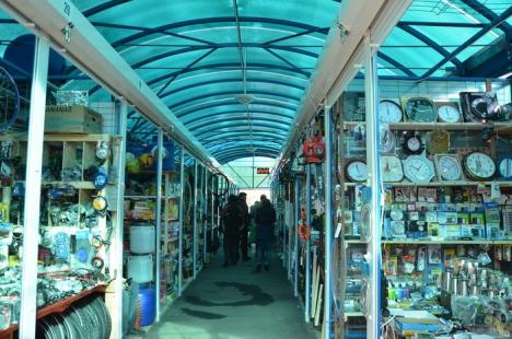 Bazar modern: Comercianţii din Piaţa Cetate vând din module acoperite (FOTO)