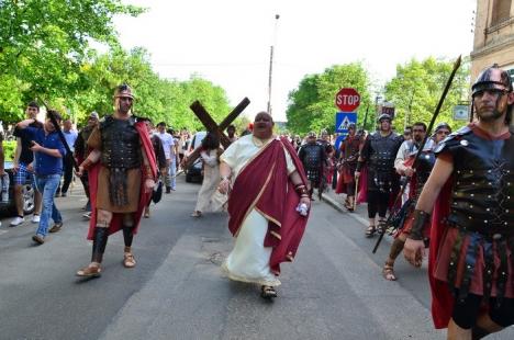 Patimile lui Hristos: Sute de orădeni l-au însoţit pe Iisus pe Drumul Crucii (FOTO / VIDEO)