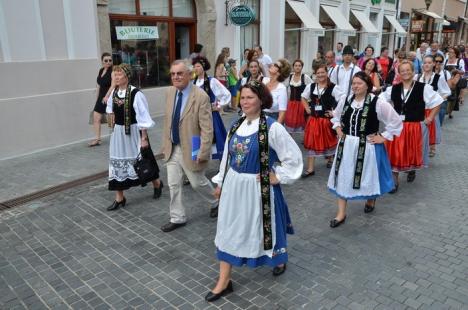 Tradiţii bavareze: O orchestră din Germania le-a cântat orădenilor într-o paradă prin centrul oraşului (FOTO/VIDEO)