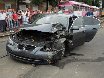 Accident spectaculos cu trei maşini, între care un BMW, în Nufărul (FOTO)