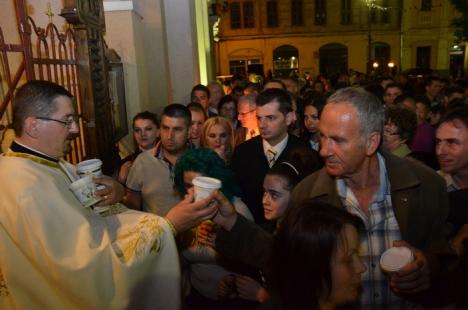 Hristos a Înviat! Sute de orădeni au mers să ia lumină la bisericile din centru (FOTO)