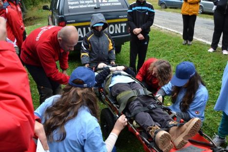 Jandarmii şi salvamontiştii i-au învăţat pe copii cum să fie în siguranţă pe munte
