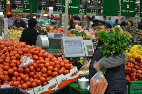 Auchan, luat cu asalt la inaugurare: 500 de orădeni au stat la coadă pentru a face cumpărături în noul hipermarket (FOTO)