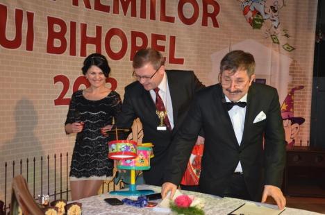 Gala premiilor lui Bihorel: Glume bune, râsete şi... oameni de afaceri dezbrăcaţi (FOTO)
