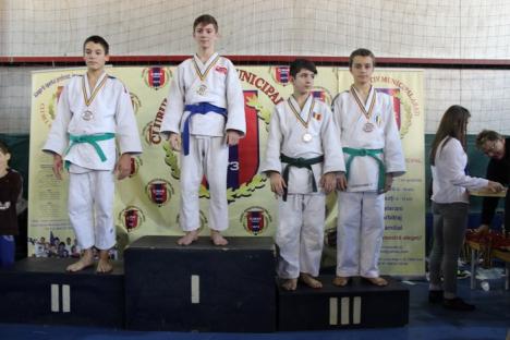 27 de clasări pe podium pentru tinerii judoka orădeni la turneul internațional U12 și U14 din Arad
