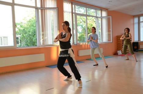 Terapia dansului: Orădencele pot scăpa de stres cu mişcări de yoga şi dans clasic indian (FOTO)