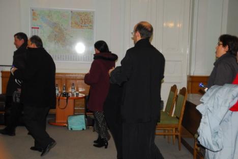 Protest în Consiliul Local. Vicarul Radu Rus: "Cineva are un interes să nu existe o şcoală ortodoxă în Oradea!" (FOTO)