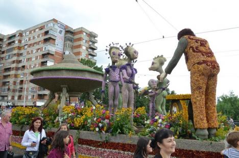 Oradea cu flori: Sute de orădeni au mers să vadă carele alegorice (FOTO / VIDEO)