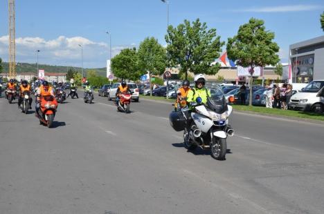 Motocicliştii orădeni au deschis sezonul cu o paradă. Vedetele: doi miri (FOTO)