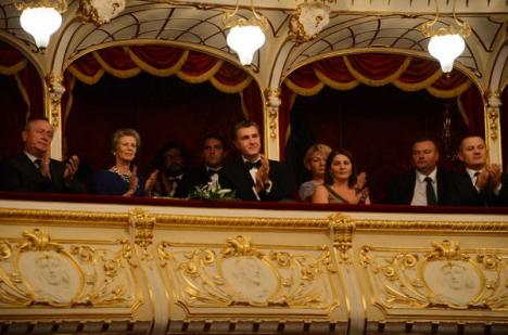 Orădenii i-au aplaudat minute în şir pe reprezentanţii Casei Regale la spectacolul de gală de la Teatrul Regina Maria (FOTO)